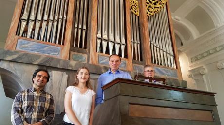 Sie sind stolz auf die restaurierte Kirchenorgel samt Spieltisch in Neuburg. Von links: Orgelbauer Martin Geßner, Organistin Maria Härtl, Chorleiter Wolfgang Härtl sowie Organist und Bürgermeister Markus Dopfer.