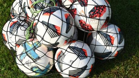 Viel zu lange mussten die Fußbälle im Netz bleiben. Nun stehen sie wieder im Mittelpunkt: Die Amateurfußballer im Landkreis Günzburg starten am 7./8. August 2021 in die Saison.