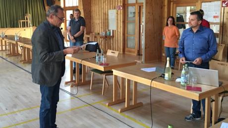 Josef Wecker vereidigt im Schmiechener Gemeinderat den neuen Zweiten Bürgermeister Christian Mutter.