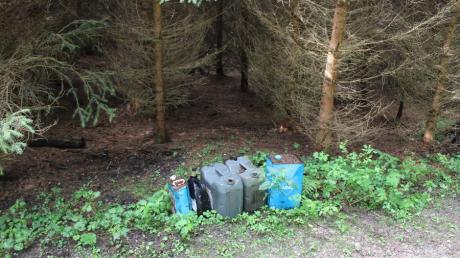 Umweltsünder haben wieder einmal illegal Sondermüll in einem Waldstück entsorgt. Diesmal wurden fünf Kanister mit Altöl in einem Waldstück gefunden.