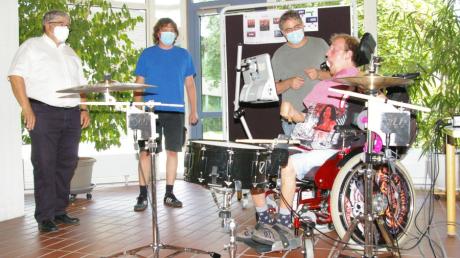 Fabian Vogl, Drummer der FFH-Band Feuerstuhlgang, testet das Schlagzeug, das Mechatronik-Studenten von Professor Martin Bayer (links) entwickelt haben.