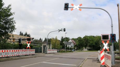 Wegen Bauarbeiten ist in Krumbach der Bahnübergang an der Nattenhauser Straße gesperrt. Zu sehen ist bereits oben das neue Andreaskreuz mit Lichtzeichenanlage und rechts die Halterung für die neue Fußgänger-Halbschranke.