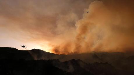 Der Rauch eines Buschfeuers im US-Bundesstaat Kalifornien verdunkelt den Himmel.