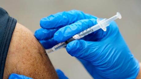 Ein Mitarbeiter des US-Gesundheitswesens wird ein zweites Mal mit dem Impfstoff von Pfizer/Biontech geimpft.