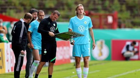 33076862
MUENSTER, GERMANY - AUGUST 08: Head coach Mark van Bommel of Wolfsburg 2nd L changes player Admir Mehmedi 3rd L and Sebastiaan Bornauw during the DFB Cup first round match between Preußen Münster and VfL Wolfsburg at Preussen Stadion on August 08, 2021 in Muenster, Germany. Photo by Christof Koepsel/Getty Images