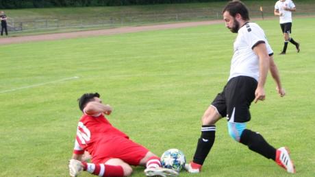 Am Boden: Denis Mehmedovic (rotes Trikot) musste sich mit dem FC Königsbrunn beim TSV Göggingen geschlagen geben.