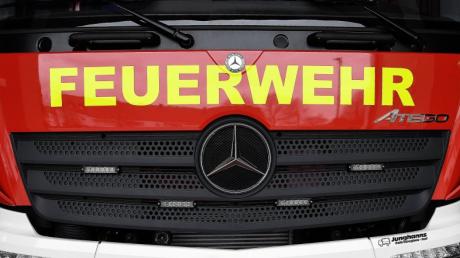 Vermutlich ein technischer Defekt eines Elektrogeräts hat einen Brand in einer Garage in Ichenhausen ausgelöst. Der Schaden liegt im vierstelligen Bereich.
