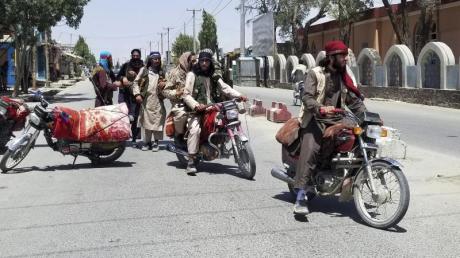 Anhänger der militant-islamistischen Taliban patrouillieren in der Stadt Gasni im Osten Afghanistans, rund 150 Kilometer südwestlich von Kabul.
