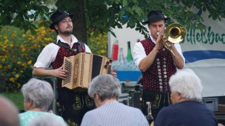 De junge Oidboarischen, Christian Dauber und Georg Krammer, spielten am Freitag beim Kultursommer in Inchenhofen auf.
