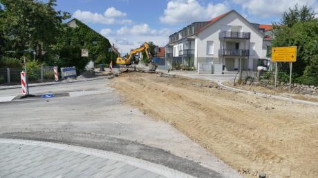 Im Aichacher Stadtteil Klingen laufen seit Montag die Bauarbeiten an der Kreuzung von Fuggerstraße, Blumenthaler Straße und Mauerbacher Straße. Die Kreuzung ist für den Verkehr komplett gesperrt. 