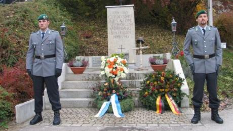 Eine Steintafel am Gefallenendenkmal in Adelzhausen erinnert an den 21-jährigen Bundeswehrsoldaten Georg Kurat. Er wurde im Februar 2011 bei einem Attentat der Taliban in Afghanistan getötet.