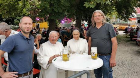 Der neue Biergarten gefällt (von links) dem Geschäftsführer der Kloster Wettenhausen Enwicklungs gGmbH,  Hubert Hafner, Priorin Schwester Amanda, Schwester Angelika und Biergarten-Betreiber Joachim Jaitner. 