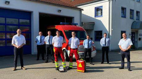 Sie wollen ein First-Responder-Team einrichten: Die Bürgermeister aus Nordendorf, Tobias Kunz (links), und Ehingen, Franz Schlögel (rechts) mit den Initiatoren Sascha Sonner (Bildmitte links) und David Hill (Bildmitte rechts) mit Feuerwehrkameraden aus Nordendorf und Ehingen.