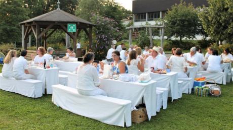 Zum ersten Mal veranstaltete die Gemeinde Inchenhofen ein White Dinner im Schulgarten. Die Tische waren gemäß dem Motto weiß gedeckt, die Gäste kamen weiß gekleidet.