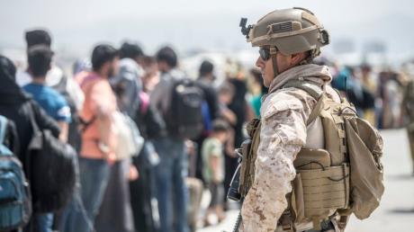 Auf dem vom US Marine Corps zur Verfügung gestellten Foto leistet ein Marine der "Special Purpose Marine Air-Ground Task Force-Crisis Response-Central Command" Hilfe bei einer Evakuierung am Hamid Karzai International Airport.  