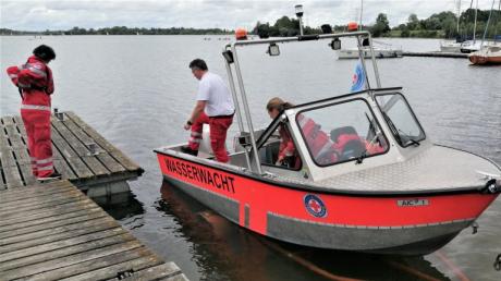 Wenn es für einen Einsatz gebraucht wird, lassen die Mitglieder der Meringer Wasserwacht am Mandichosee  das Rettungsboot schnell zu Wasser.