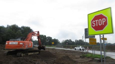 Mit dem Bau des neuen Kreisverkehrs westlich von Nattenhausen wurde jetzt begonnen. Die Arbeiten dürften bis Mitte Oktober abgeschlossen sein.