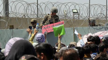 Ein US-Soldat hält ein rotes Schild mit der Aufschrift "Gate closed" (Tor geschlossen). Die Chance, jetzt noch aus  Kabul ausgeflogen zu werden, ist nach dem Selbstmordanschlag noch geringer.