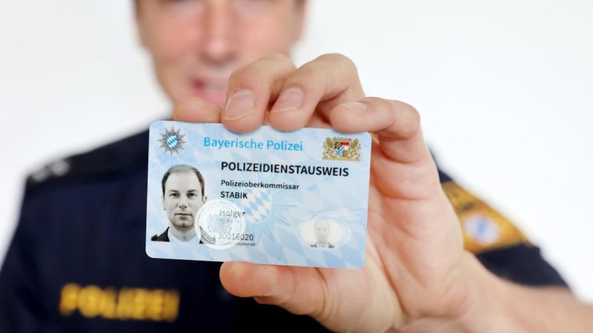 Landkreis Günzburg: Polizistinnen und Polizisten in der Region bekommen  neuen Dienstausweis