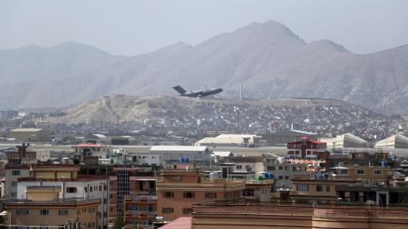 Ein US-Militärflugzeug startet vom Flughafen Kabul. In solche einem Flieger gelang Karim die Flucht aus Kabul. Über Katar wurde er in die USA gebracht, wo er nun seit Wochen festsitzt. 