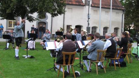 Das Wetter ließ den Musikverein Thierhaupten bei seinem Konzert im Klosterhof nicht im Stich.