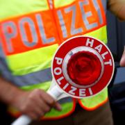 Bei einer Verkehrskontrolle stellte die Augsburger Polizei einen Verstoß gegen die Corona-Regeln fest. Ein ungeimpfter Mann war mit vier Freunden unterwegs.