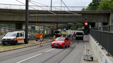 Eine Baustelle unter der Wallstraßenbrücke führt zu Verkehrsbehinderungen auf der B10 in Ulm. 