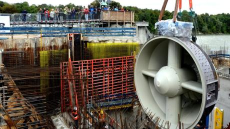 Einbau einer 47 Tonnen schweren Kaplan-Turbine im Rohbau des Wasserkraftwerks im Hochablass-Wehr am 17. September 2013.