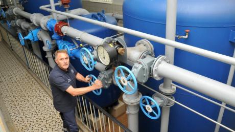 Roland Tschamler ist Wasserwerksmeister beim Wasserwerk Weißenhorn. Er und seine drei Mitarbeiter überwachen unter anderem die Qualität des Trinkwassers für gut 4500 Haushalte.  