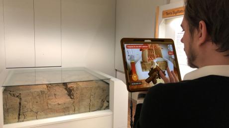 App in Aktion: Markus Friesenegger testet die Rapis-App. Mit dieser können Besucherinnen und Besucher des Schwabmünchner Museum einen 2000 Jahre alten Töpferofen zum Leben erwecken. 