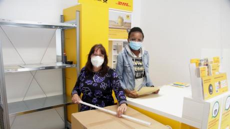 In der eröffneten neuen Postfiliale in Ettenbeuren kümmern 
sich Sonja Zierhut (links) und Neema Winter um die Kunden.