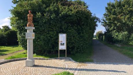 An der Via Claudia in Graben steht im Norden und Süden des Orts jeweils eine Säule mit einem selbst geschnitzten Römerkopf. Infotafeln informieren über die Geschichte der bedeutsamen Straße.
