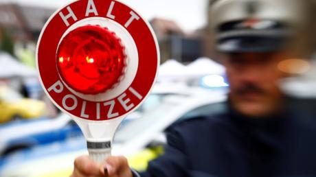 Einen "verbotenen Gegenstand im Sinne des Waffengesetzes" fand die Polizei während der Kontrolle eines Autofahrers an der Raststätte "Burgauer See".  