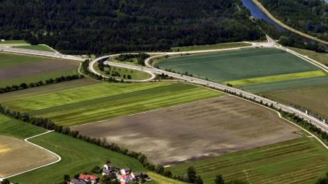 Wegen Bauarbeiten an der B2 zwischen der Anschlussstelle Langweid-Nord und Biberbach gibt es in den nächsten Wochen Sperrungen.
