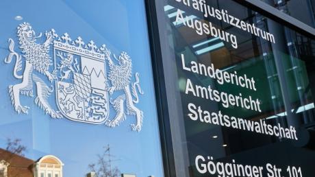Ein ehemaliger Manager der Lech-Stahlwerke in Meitingen steht wegen Korruptionsverdachts vor Gericht. Mit ihm sind zwei weitere M?nner angeklagt.