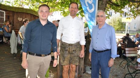 Der CSU-Bundestagsdirektkandidat für die kommende Wahl Alexander Engelhard (in der Bildmitte) stellte sich den Wählern und wurde unterstützt vom CSU-Ehrenvorsitzenden Dr. Theo Waigel (auf der rechten Seite des Bildes) und dem Vorsitzenden des CSU-Ortsverbandes Krumbach, Florian Kaida.