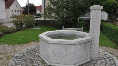 Inmitten des vom Verein für Gartenbau und Landespflege angelegten Rosengartens plätschert der Oberrother Dorfbrunnen.