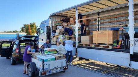 Das Helferteam der Rumänienhilfe Stauden hatte am Sammeltag in Langenneufnach wieder alle Hände voll zu tun. 45 Tonnen Hilfsgüter wurden abgegeben - ein neuer Rekord.
