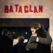 Frauen umarmen sich im November 2016 am Jahrestag vor der Konzerthalle Bataclan in Paris. Ein Jahr zuvor kamen bei Terroranschlägen des Islamischen Staates 130 Menschen ums Leben.