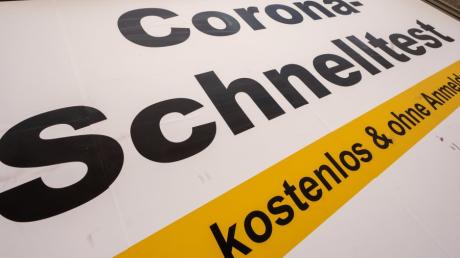 Um vor dem Schulbeginn noch möglichst viele Corona-Tests zu ermöglichen, öffnet der Landkreis Augsburg sein Testzentrum in Hirblingen ausnahmsweise auch am Sonntag.