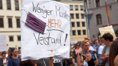 Anti-Corona-Demo in Augsburg: Ein Polizist, der bei einer solchen Kundgebung dabei war und keine Maske trug, soll deshalb jetzt bestraft werden.