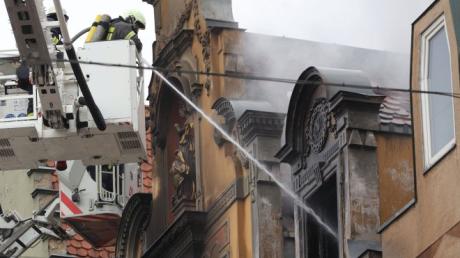 Die Löscharbeiten in der Augsburger Karolinenstraße dauerten am Samstagmorgen an, nachdem am Freitagabend ein Brand ausgebrochen war. 