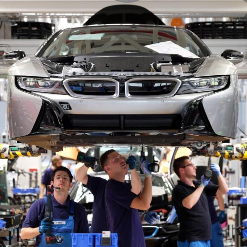23.05.2018, Sachsen, Leipzig: BMW-Mitarbeiter arbeiten in der Produktion des BMW i8 im BMW Group Werk Leipzig. Foto: Sebastian Willnow/dpa-Zentralbild/dpa ++ +++ dpa-Bildfunk +++