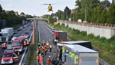 Schwerer Unfall im einsetzenden Feierabendverkehr auf der B17 bei Graben: Nach ersten Erkenntnissen der Polizei ist ein Lastwagen in ein Stauende gefahren.