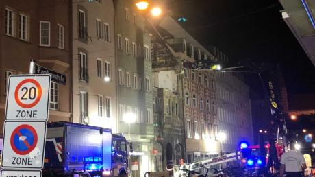 Ein Spezialbagger trug in der Nacht von Dienstag auf Mittwoch Schutt aus dem Brandhaus in der Karolinenstraße ab.