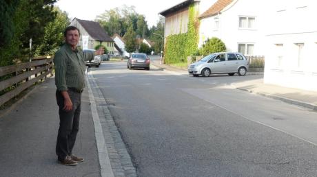 Josef Göppel an der B300 in Kettershausen. Für manche sei die Ortsdurchfahrt eine „Rennstrecke“, sagt er. 