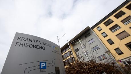 Der Corona-Ausbruch im Krankenhaus Friedberg weitet sich aus: Derzeit sind sieben Patienten und acht Mitarbeiter betroffen.