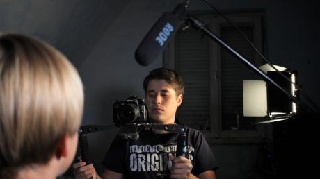 Mit konzentriertem Blick steht David Clauss hinter seiner Kamera. Videofilme zu drehen ist das große Hobby des 17-Jährigen aus Schmiechen.