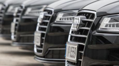 Wegen des anhaltenden Chipmangels stehen bei Audi in Ingolstadt die Bänder öfter still. Das spüren auch Autokäufer.