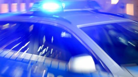 Die Polizei sucht nach Hinweisen zu einem Unbekannten, der in Hiltenfingen eine Autoscheibe beschädigt hat.